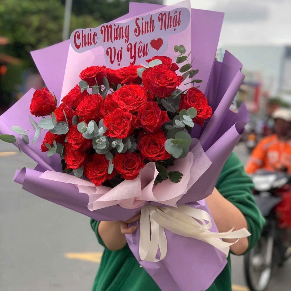 Bó Hoa Hồng Đỏ Giấy Tím Mộng Mơ