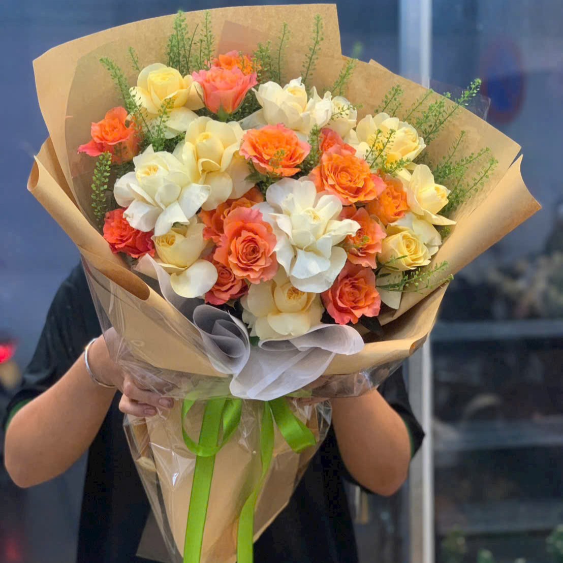 Bó Hoa Hồng Cam Vàng Kem Giấy Kraft Rạng Rỡ